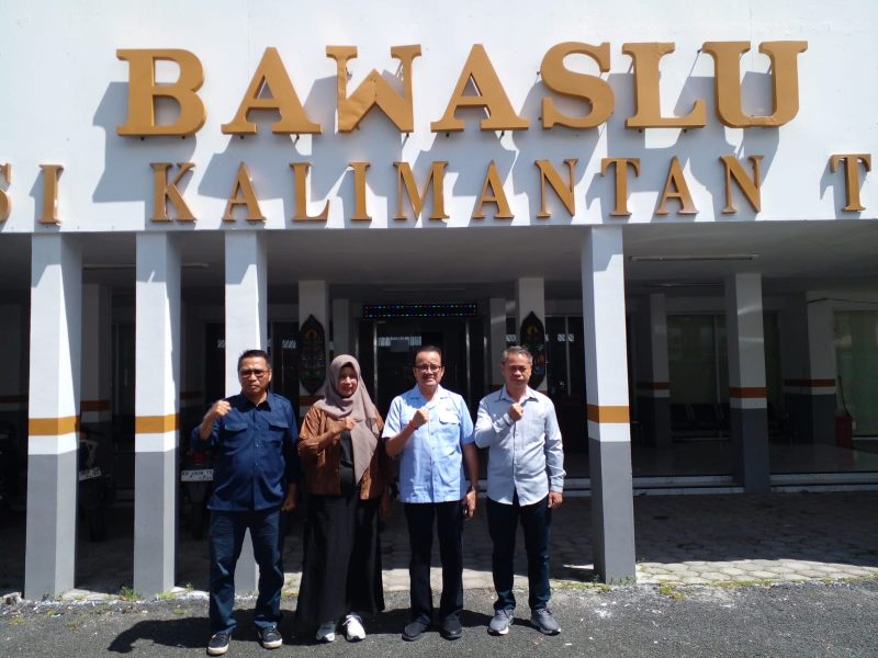 Anggota Komite I DPD RI, Agustin Teras Narang foto bersama dengan Ketua Bawaslu Kalteng dan anggota di depan kantor Bawaslu, Selasa (5/11/2024). (foto: tim Teras)