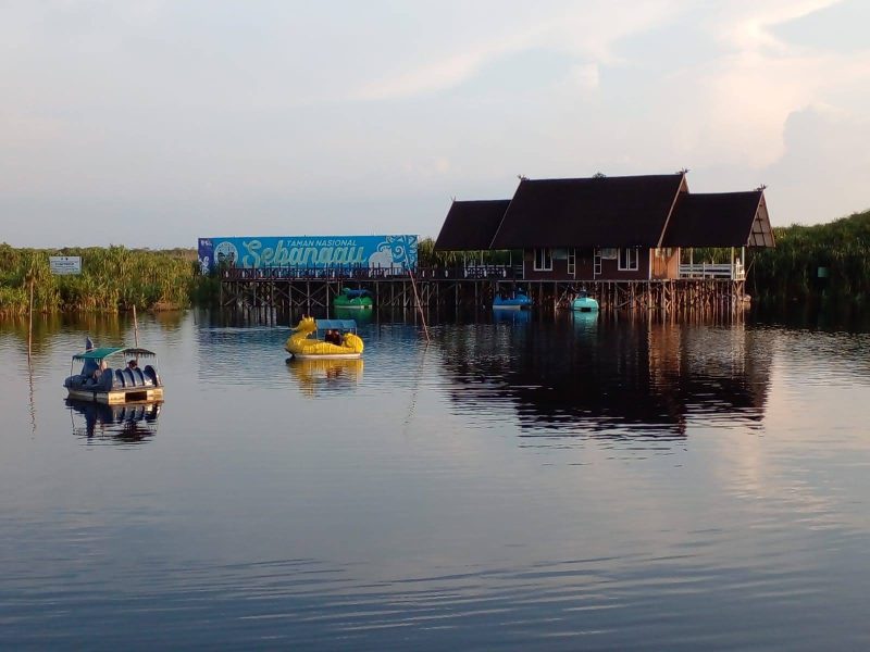 Wisata Air di Kereng Bangkirai, Kota Palangka Raya jadi salah satu alternatif tempat warga bersantai bersama keluarga. (foto: teraskalteng.com)