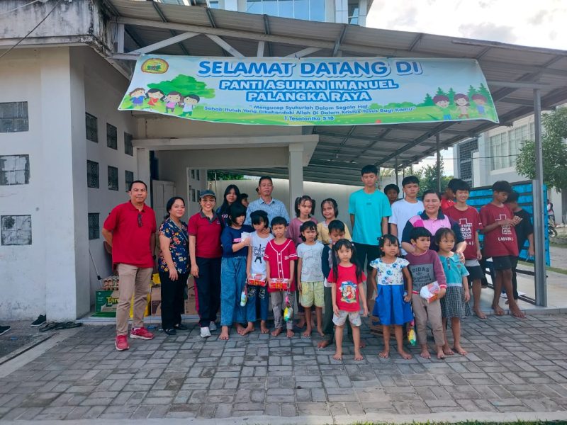 Ketua PWI Kalteng M. Zainal bersama pengurus lainnya saat menyerahkan bingkisan natal di Panti Asuhan Imanuel Palangka Raya, Jumat (20/12). (Foto: PWI Kalteng)