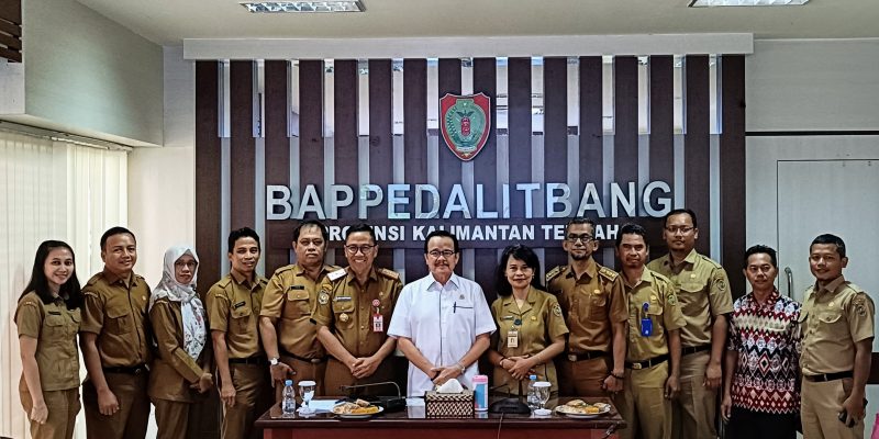 Senator DPD RI Kalteng, Agustin Teras Narang bersama jajan Bappedalitbang Provinsi Kalteng usai diskusi dalam rangka reses pada Senin (23/12). (foto: istimewa)