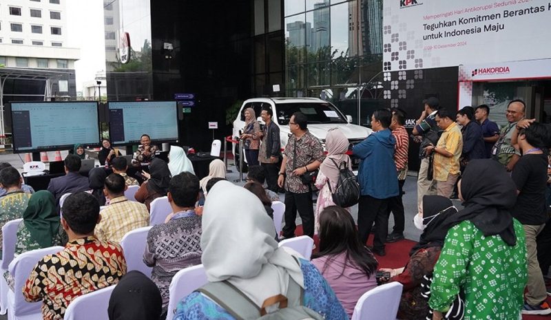 KPK melakukan lelang barang sitaan di  halaman Gedung KPK pada Selasa (10/12/2024). (foto: KPK)