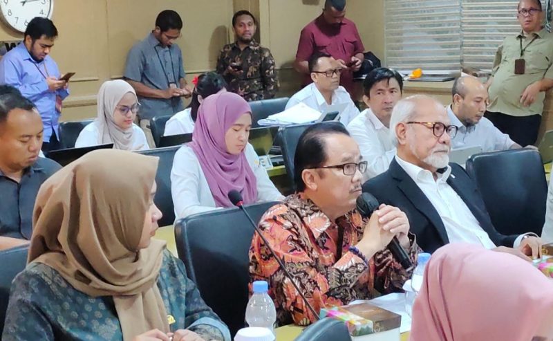 Anggota DPD RI, Agustin Teras Narang saat memberikan pendapat dalam rapat Komite I DPD RI dengan FORKONAS PP DOB se-Indonesia di Jakarta, Senin (9/12). (foto: Tim Teras)