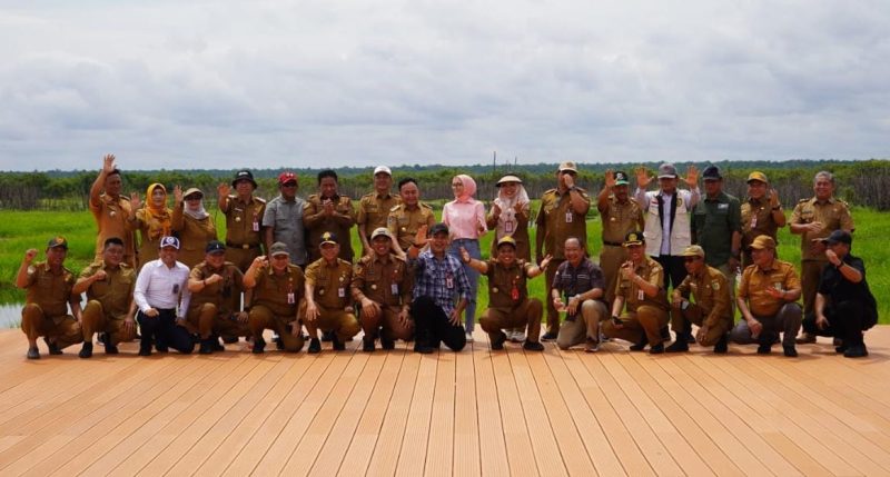 Gubernur Kalteng H Sugianto Sabran dan Wagub Kalteng H Edy Pratowo foto bersama sejumlah kepala SKPD usai meninjau pembangunan objek wisata Lewu Sabaru, Selasa (14/1/2025).(foto: mmc kalteng)