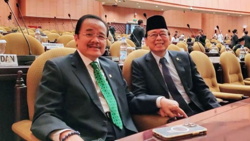Anggota DPD RI asal Kalteng Agustin Teras Narang bersama Anggota DPD RI asal dapil Kaltara, Martin Billa di sela sidang paripurna di Jakarta pada Selasa (14/1/2025). (Foto: tim Teras Narang)