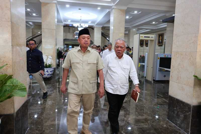 Menteri ATR/BPN Nusron Wahid dan Kepala Otorita IKN Basuki Hadimuljono sebelum mengadakan rapat soal pertanahan di IKN, Selasa (31/12). (foto: Humas ATR/BPN)