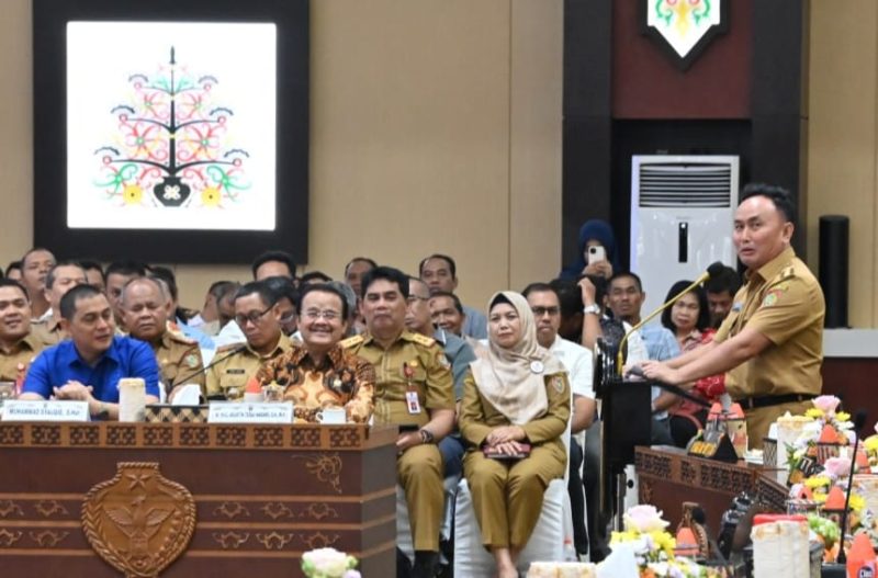 Anggota DPD RI Agustin Teras Narang saat menghadiri rakor terkait pangan dipimpin Gubernur Kalteng Sugianto Sabran di Aula Jayang Tingang, Kantor Gubernur Kalteng, Selasa (7/1/2025). (foto: tim media Teras Narang)