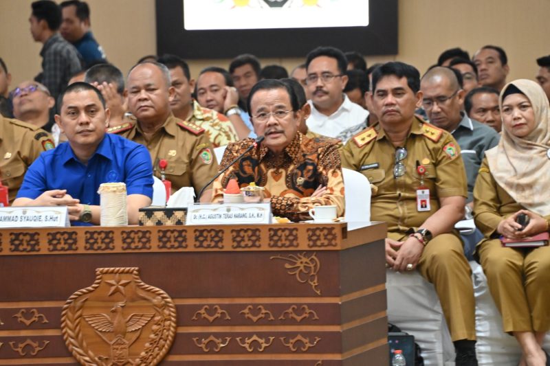 Anggota DPD RI dapil Kalteng, Agustin Teras Narang saat menyampaikan masukan dan saran dalam diskusi bersama Gubernur Kalteng Sugianto Sabran serta jajaran di Aula Jayang Tingang, kantor Gubernur kalteng, Selasa (7/1/2025). (foto: Tim Teras Narang)