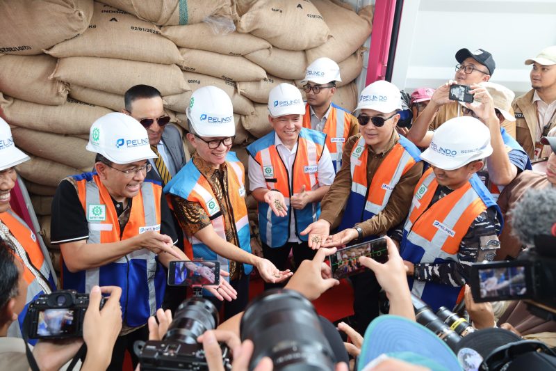Ketua Dewan Komisioner OJK Mahendra Siregar dan Pj. Gubernur Sumatera Selatan Elen Setiadi di Pelabuhan Boom Baru Palembang, Minggu (19/1/2025). (FOTO: IST)
