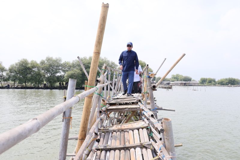 Menteri ATR/BPN, Nusron Wahid saat meninjau langsung ke wilayah Pagar Laut, Desa Kohod, Kabupaten Tangerang, Provinsi Banten. (Foto:  Ist)