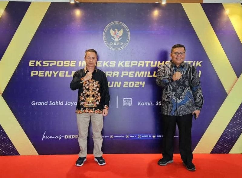 Ketua Bawaslu Kalteng, Satriadi usai menerima penghargaan peringkat kedua nasional dalam indeks kepatuhan etik dilaksanakan DKPP RI di Jakarta, Kamis (30/1/2025). (Foto: Bawaslu Kalteng)