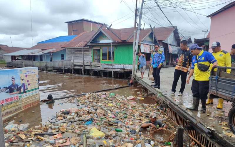 Dinas Lingkungan Hidup (DLH) Kota Palangka Raya saat melakukan pembersihan sampah di daerah Puntun, belum lama ini. (Foto: MC Palangka Raya)