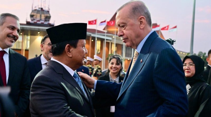 Presiden RI, Prabowo Subianto, secara langsung mengantarkan keberangkatan Presiden Republik Turkiye, Recep Tayyip Erdogan beserta Ibu Emine Erdogan ke Pakistan pada Rabu (12/12/2025). (Foto: Setpres)