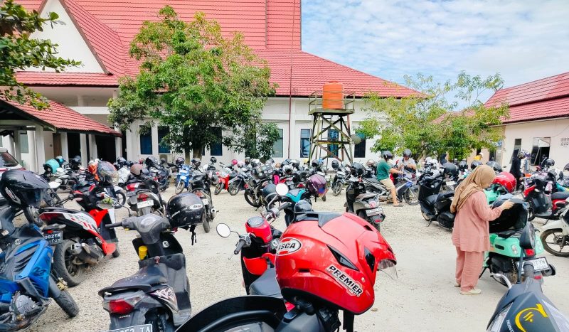 Kendaraan masyarakat yang sedang membayar pajak kendaraan bermotor di Sampat Palangka Raya pada Senin (3/2/2025). (Foto: Nata/teraskalteng.com)