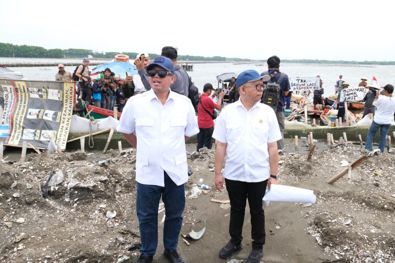 Menteri Agraria dan Tata Ruang/Kepala Badan Pertanahan Nasional (ATR/BPN), Nusron Wahid, meninjau lokasi terbitnya Sertipikat Hak Guna Bangunan (HGB) di atas laut yang berada di Kabupaten Bekasi, Selasa (04/02/2025). (Foto: Humas ATR/BPN)