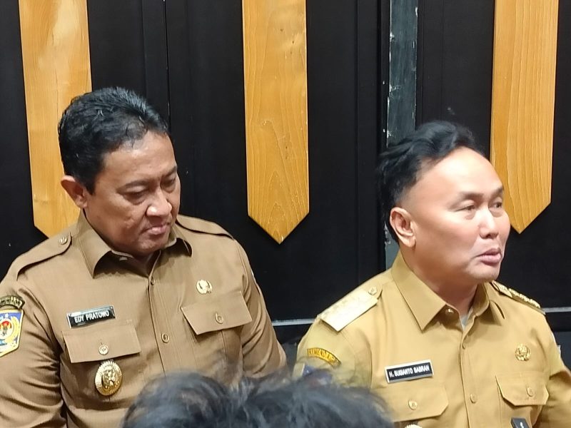 Gubernur Kalteng, H Sugianto Sabran dan Wagub Edy Pratowo saat memberikan keterangan kepada awak media di Kantor Gubernur kalteng, baru-baru ini. (Foto: Nata)