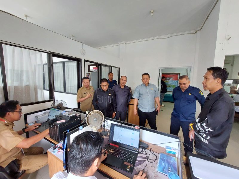 Ketua DPRD Kota Palangka Raya, Subandi bersama jajaran Komisi I DPRD Palangka Raya, saat  meninjau pelayanan di Disdukcapil Kota Palangka Raya, Selasa (18/2/2025). (Foto: Ist)