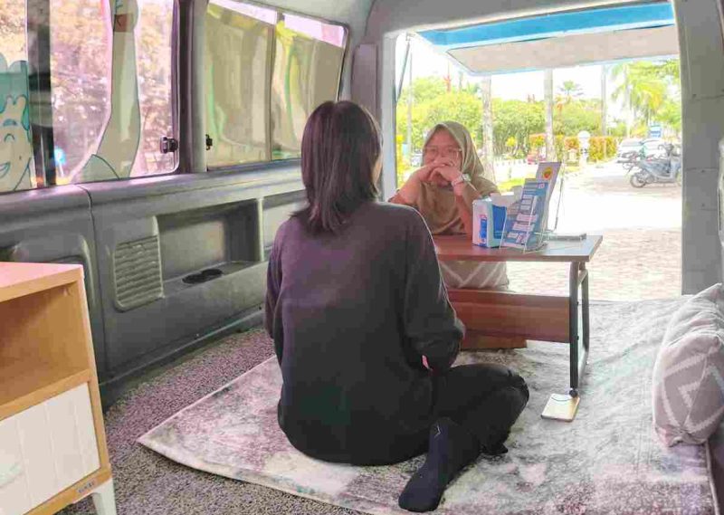 Salah satu pasien sedang konsultasi dengan petugas mobil ESKRIM milik RSJ Kalawa Atei. (Foto: mmc kalteng)