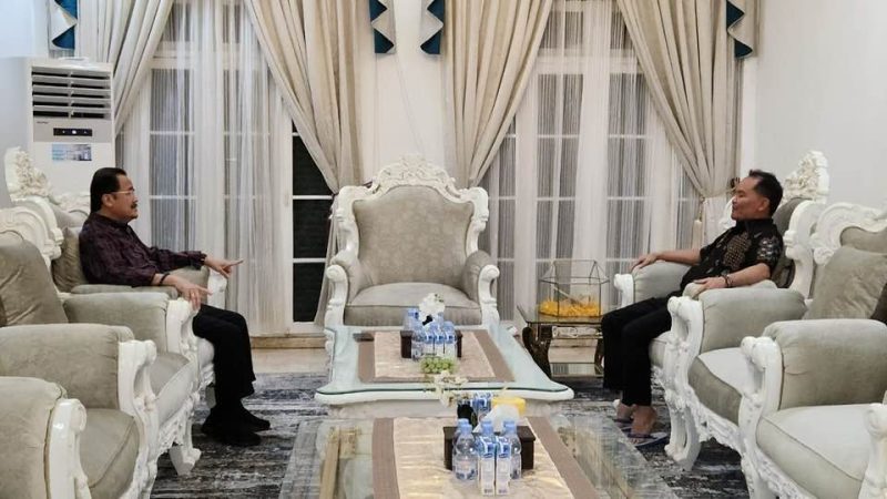 Anggota DPD RI Agustin Teras Narang saat bebincang dengan Gubernur Kalteng H Agustiar Sabran di rumah jabatan Gubernur, Palangka Raya, Minggu (23/3/2025) malam. (Foto: Tim Teras Narang)