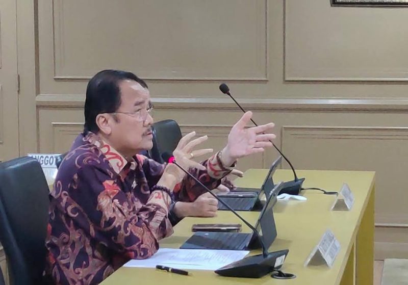 Anggota Komite I DPD RI, Agustin Teras Narang saat menyampaikan pendapat dalam pertemuan dengan Asosiasi Pemerintahan Kabupaten Seluruh Indonesia (APKASI) dan Asosiasi Pemerintahan Kota Seluruh Indonesia (APEKSI) pada Selasa (4/2/2025). (foto: Tim Teras Narang)