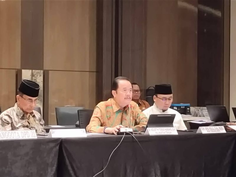 Anggota DPD RI dari Kalteng, Agustin Teras Narang saat memberikan pendapat dalam kegiatan konsinyering Komite I DPD RI pada Senin (10/3/2025). (foto: Tim DPD RI)