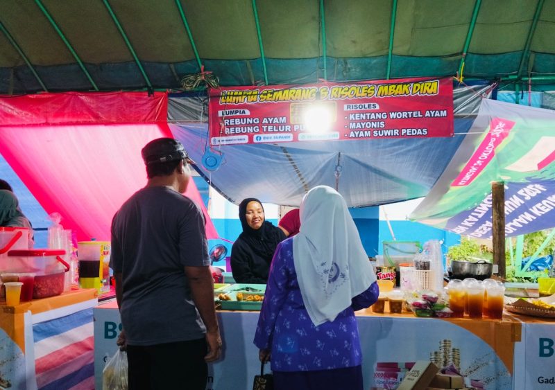 Aktifitas masyarakat saat belanja di pasar ramadan di Kota Palangka Raya, baru-baru ini. (Foto: IST)