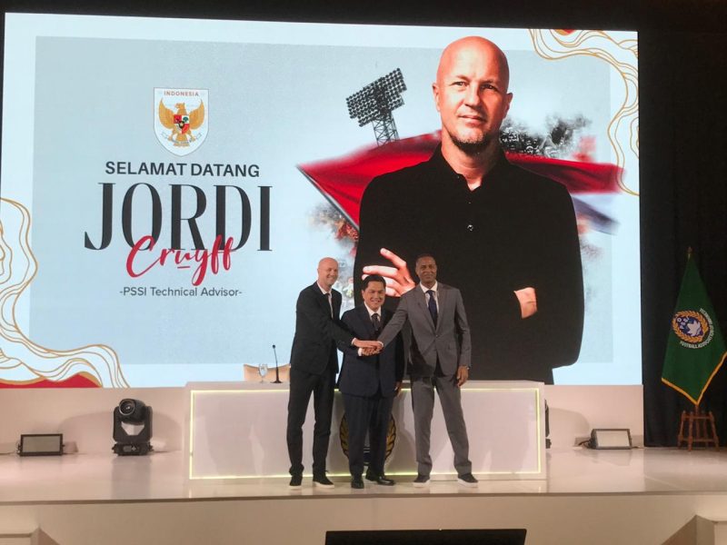 Ketua umum PSSI Erick Thohir saat memperkenalkan Jordi Cruyff kepada publik. (Foto: humas PSSI)