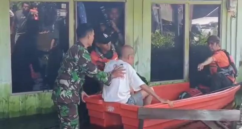 Tim gabungan BPBD Palangka Raya saat mengevakuasi Juhansyah, warga jalan Mandawai pada Jumat (14/3/2025). (Foto: screenshot IG BPBD Palangka Raya)