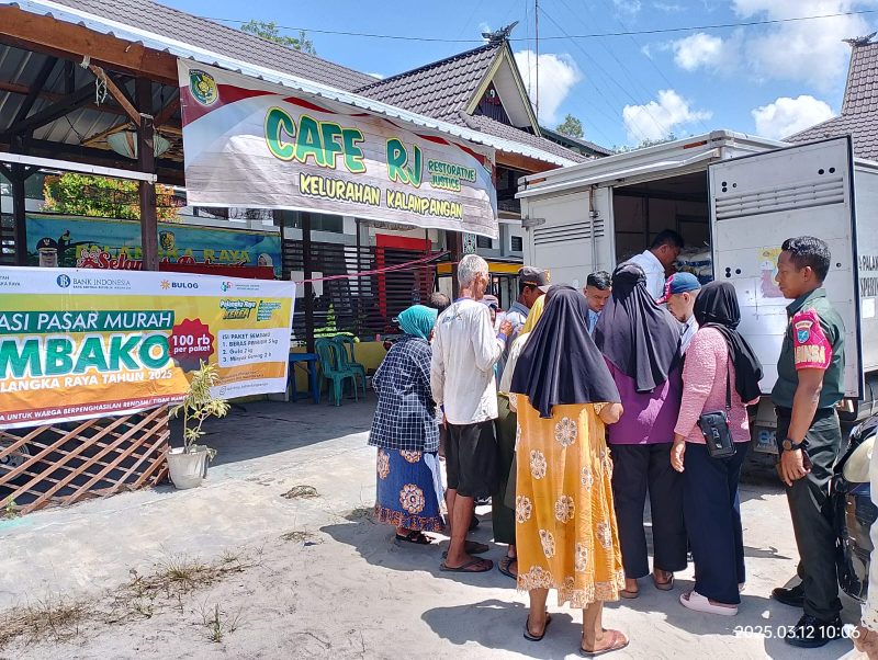 Pemko Palangka Raya melalui Dinas Perdagangan, Koperasi, UKM, dan Perindustrian (DPKUKMP), saat menggelar operasi pasar murah, baru-baru ini. (Foto: ist)