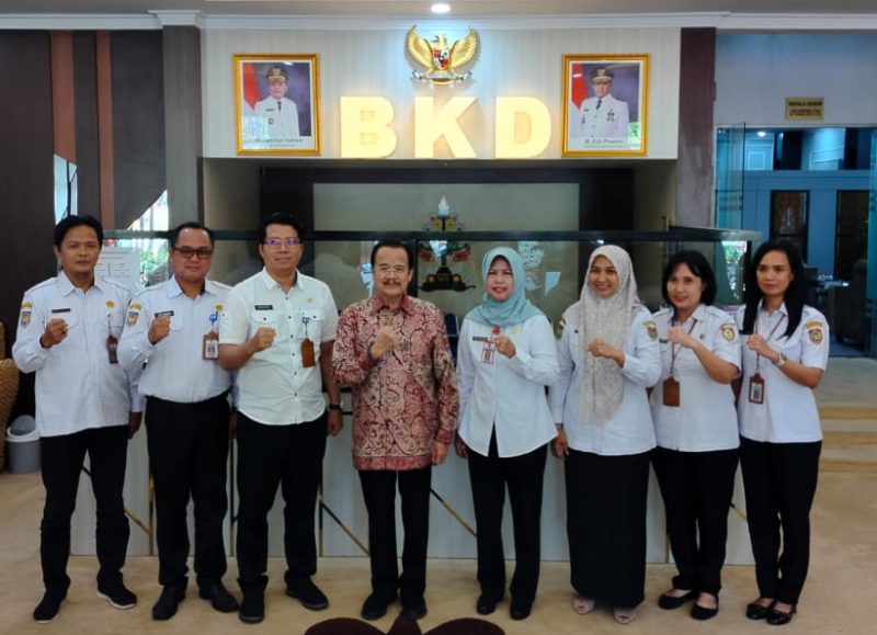 Anggota DPD RI Agustin Teras Narang foto bersama Kepala BKD Kalteng serta jajaran usai reses, Rabu (26/3/2025). (Foto: Tim Teras)