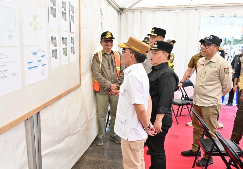 Gubernur Kalteng H Agustiar Sabran didampingi Bupati Kotim Halikinnor saat meninjau ruas jalan lingkar selatan Sampit, pekan kemarin. (Foto: mmc kalteng)