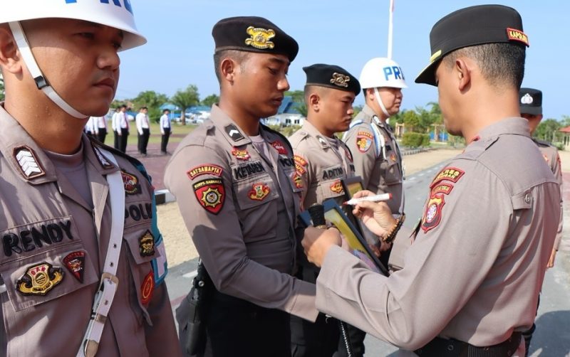 Kapolres Katingan, AKBP Chandra Ismawanto saat upacara pemberhentian dua personel yang diduga melanggar kode etik dan terlibat narkoba di halaman Mapolres Kaltingan, Rabu (23/4/2025). (Foto: ist)