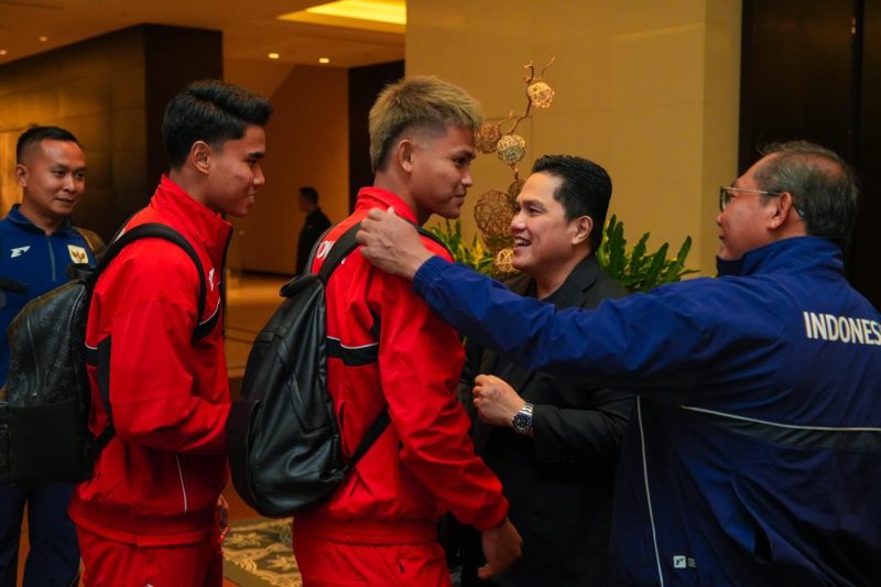 Ketua Umum PSSI, Erick Thohir saat bersalaman dengan pemain Timnas Indonesia. (Foto: ist)