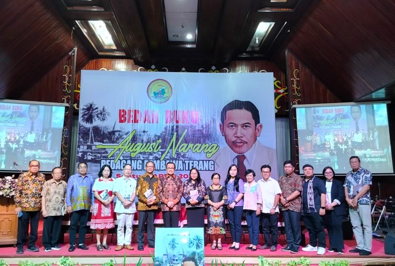 Agustin Teras Narang salah satu cucu August Narang foto bersama Ketum MS GKE Pdt Simpun F Lion serta penulis buku Pdt Marko Mahin dan para penanggap usai acara bedah buku August Narang : Pedagang pembawa terang di Gereja Sakatik, Sabtu (5/4/2025). (Foto: Adi)