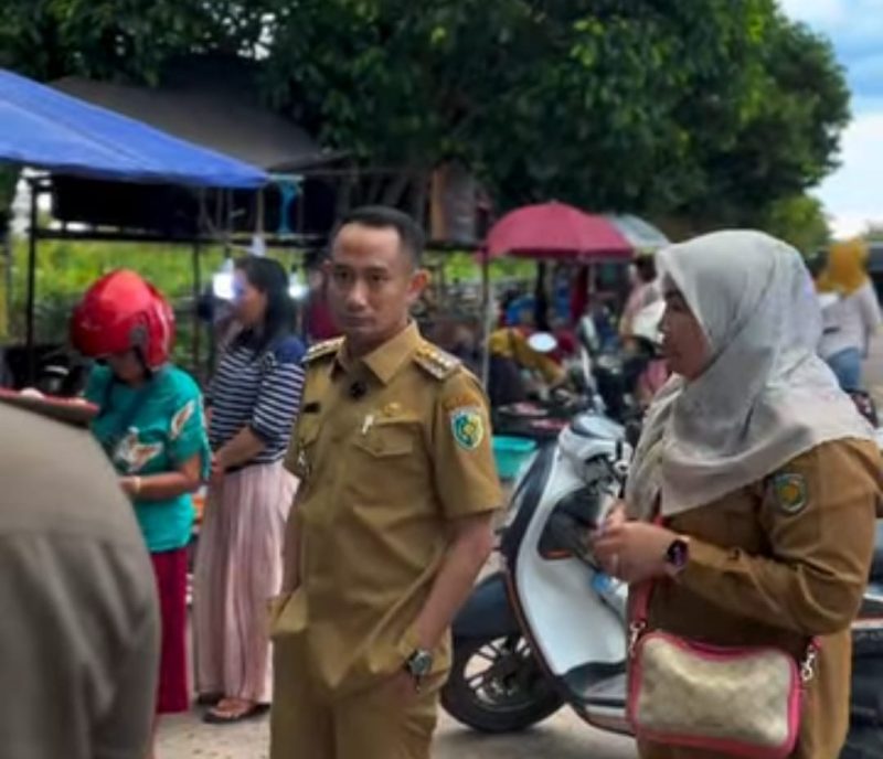 Wali Kota Palangka Raya Fairid Naparin saat melalukan sidak pedagang liar di sepanjang Jalan Adonis Samad, Kota Palangka Raya, beberapa waktu lalu. (Foto: IG palangkaraya_semakinkeren)