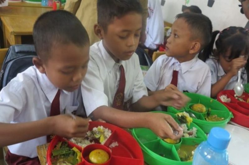 Ilustrasi siswa SD sedang makan. (Foto: blogspot)