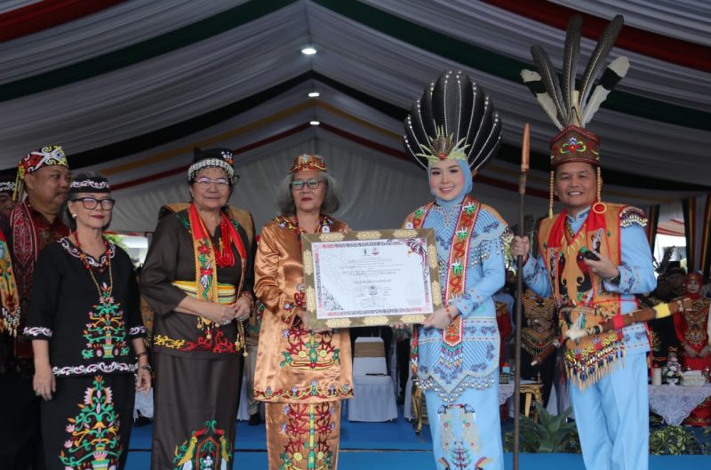 Gubernur Kalteng mendampingi istri Aisyah Thisia Agustiar Sabran saat menyerahkan penghargaan rangkaian Hari Jadi ke-68 Provinsi Kalteng, Jumat (23/5/2025). (Foto: mmc kalteng)