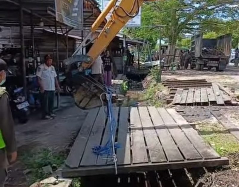 Satpo PP Palangka Raya saat melakukan pembongkaran bangunan liar di atas drainase di sepanjang jalan Adonis Samad, beberapa waktu lalu. (Foto: ist)