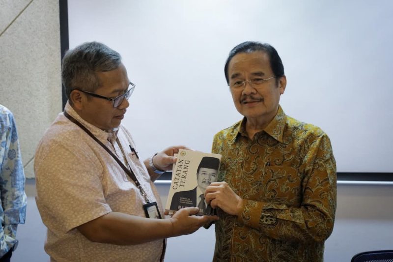 Anggota DPD RI, Agustin Teras Narang menyerahkan buku kepada Wapimpred Kompas saat kunjungan ke Kantor Kompas. (Foto; Tim Teras Narang)