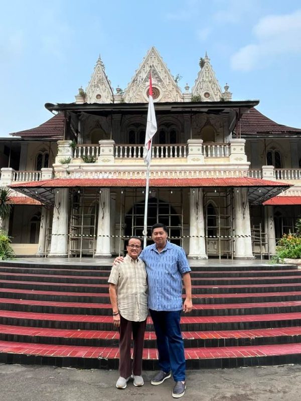 Menteri PKP Maruarar Sirait dan Anggota DPD RI Agustin Teras Narang foto bersama di depan rumah Raden Saleh, komplek PGI Cikini, Jakarta. (Foto: Istimewa)