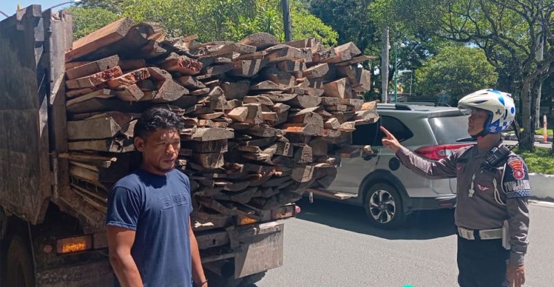Satlantas Polresta Palangka Raya saat memberikan teguran terhadap angkutan yang melebih muatan di jalan dalam Kota Palangka Raya. (Foto: Satlantas Polresta Palangka Raya)