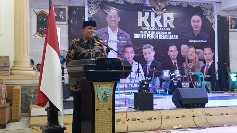 Bupati Bartim, M. Yamin saat sambutan sekaligus membuka ibadah KKR bertajuk “Barito Penuh Kemuliaan”, Selasa (10/6/2025), di Gedung Pertemuan Mantawara, Tamiang Layang. (Foto: IST)