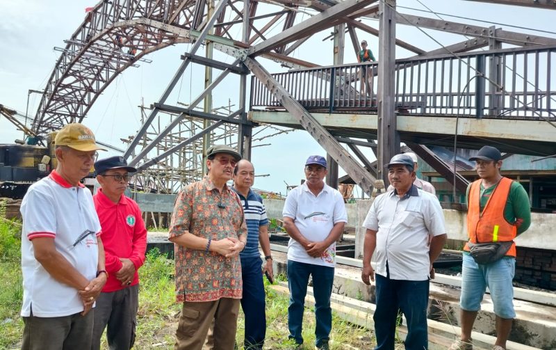Anggota DPD RI Dapil Kalteng, Agustin Teras Narang saat mengunjungi pembangunan jumbatan kayu (bowstring) di Desa Mandomai, Kabupaten Kapuas, Sabtu (14/6/2025). (Foto: Tim Teras Narang)
