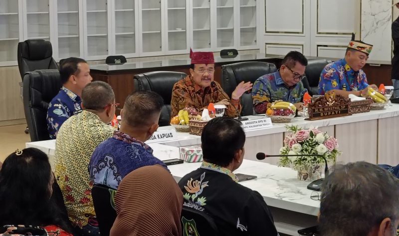 Anggota DPD RI dapil Kalteng, Agustin Teras Narang saat kegiatan reses dengan Pemkab Kapuas di Aula rujab Bupati Kapuas, Kamis (12/6/2025). (Foto: Tim Teras Narang)